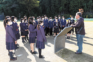津波の被害にあった大川小学校跡地にて